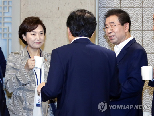 정부가 21일 9·13 후속조치로 공급 대책 발표를 앞둔 가운데 박원순 서울 시장이 그린벨트 해제를 완강히 반대하고 있어 정부가 직권을 강행할 지 주목된다.<연합뉴스>